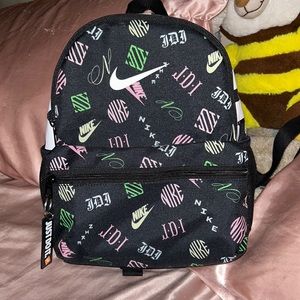 Selling this mini Nike bag !!
